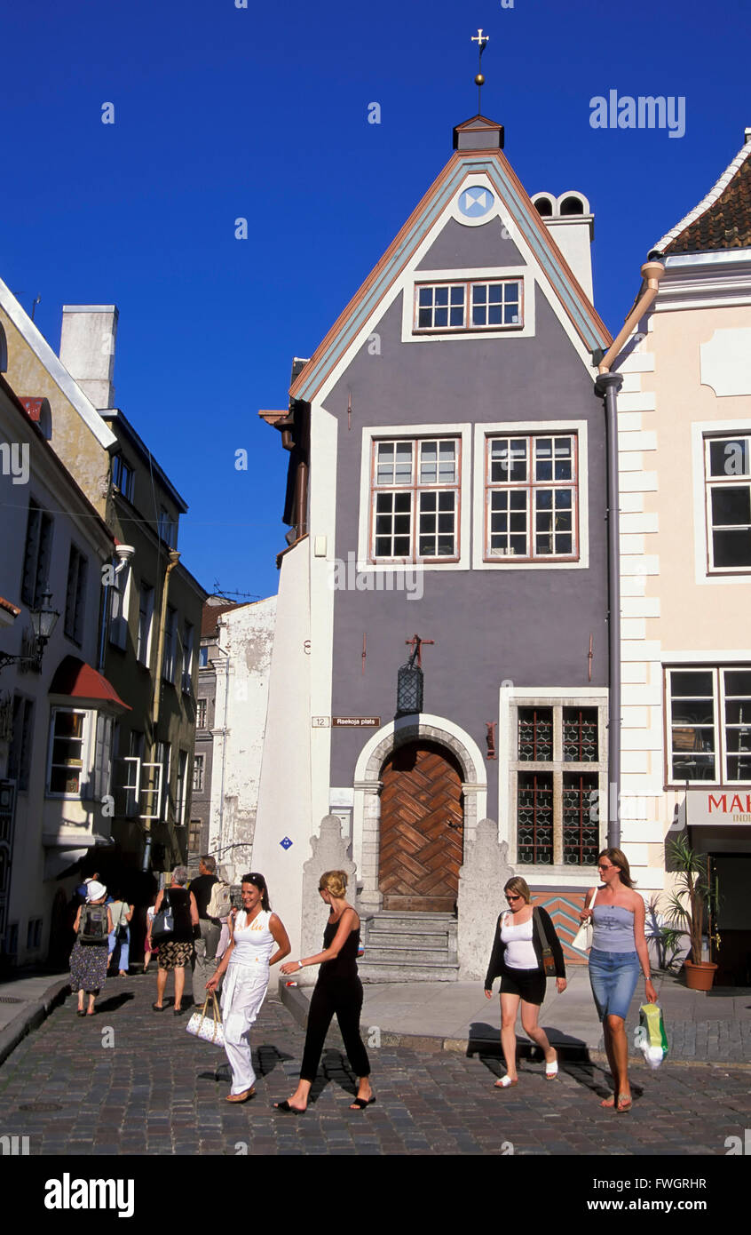 I turisti a piazza Municipio Raekoja Plats, Tallinn, Estonia, Europa Foto Stock