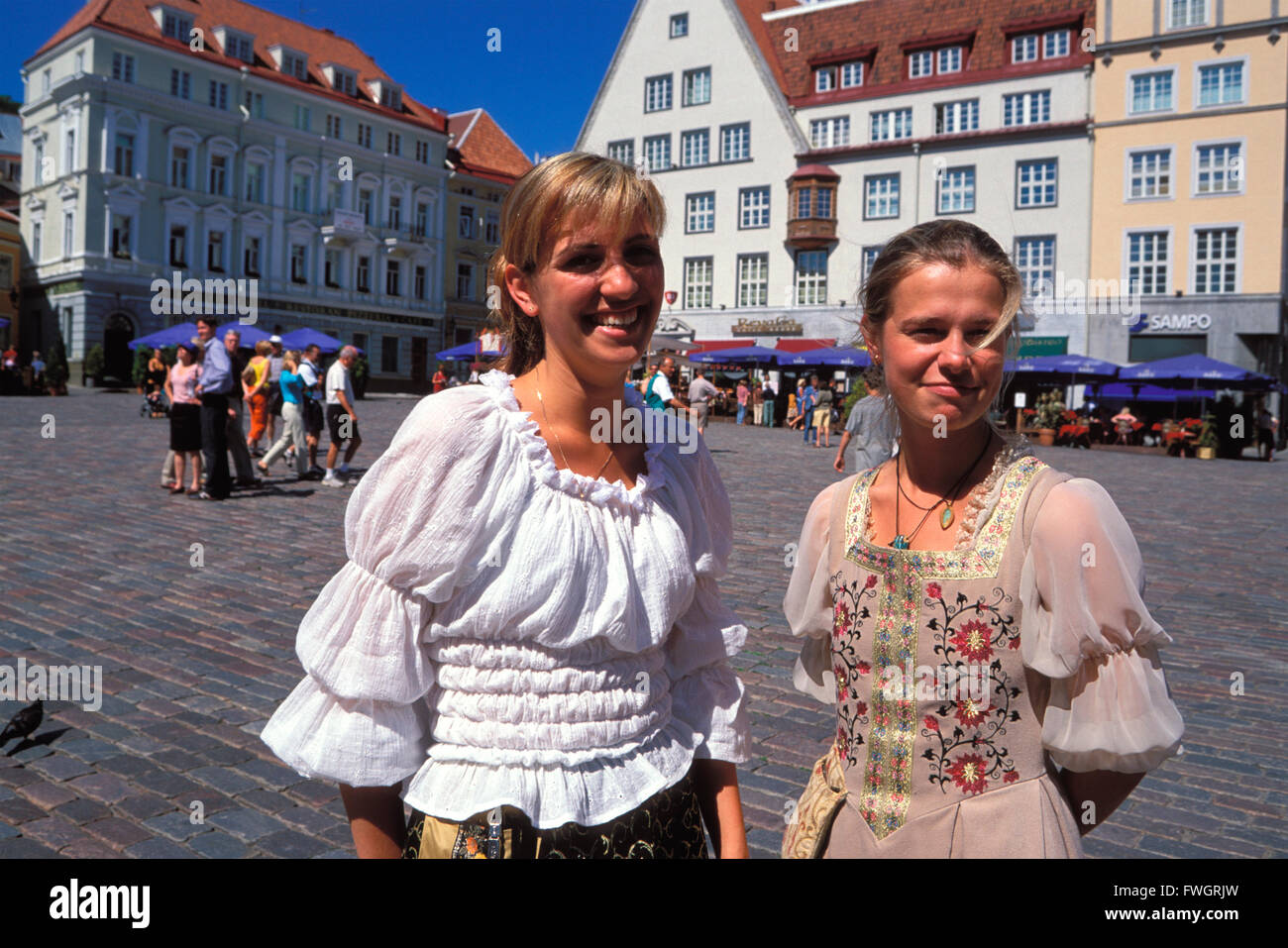 Le donne presso il municipio sqaure Raekoja Plats, Tallinn, Estonia, Europa Foto Stock