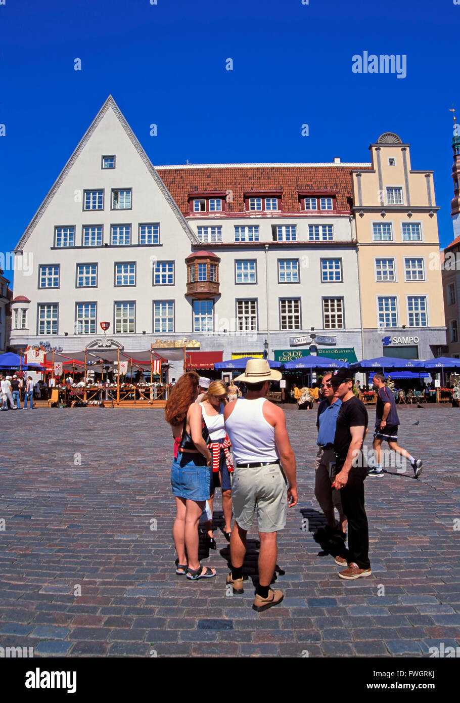 I turisti a piazza Municipio Raekoja Plats, Tallinn, Estonia, Europa Foto Stock