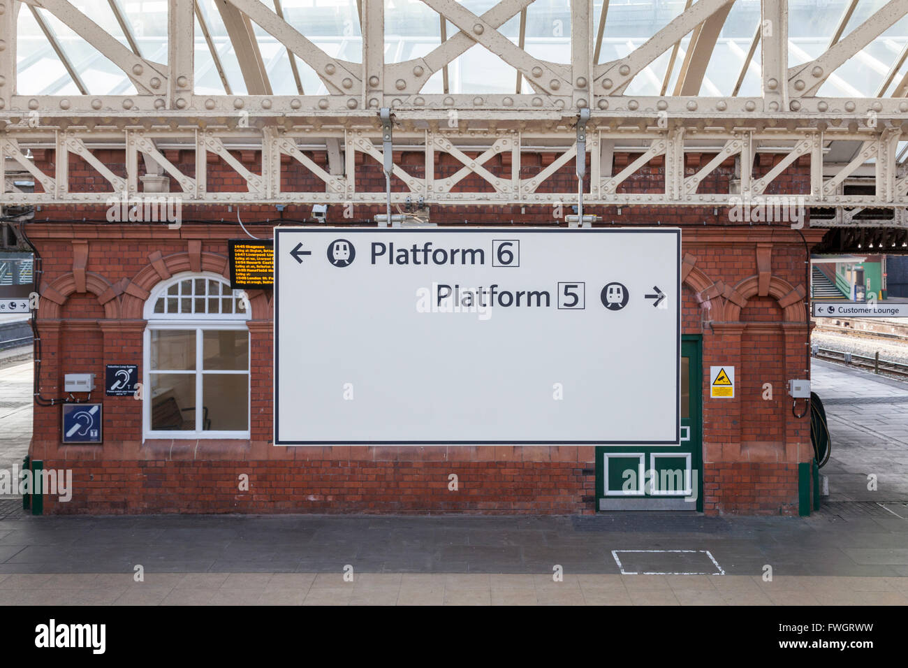 Direzione piattaforma di firmare per la stazione di Nottingham dare indicazioni su altre piattaforme, Nottingham, Inghilterra, Regno Unito Foto Stock