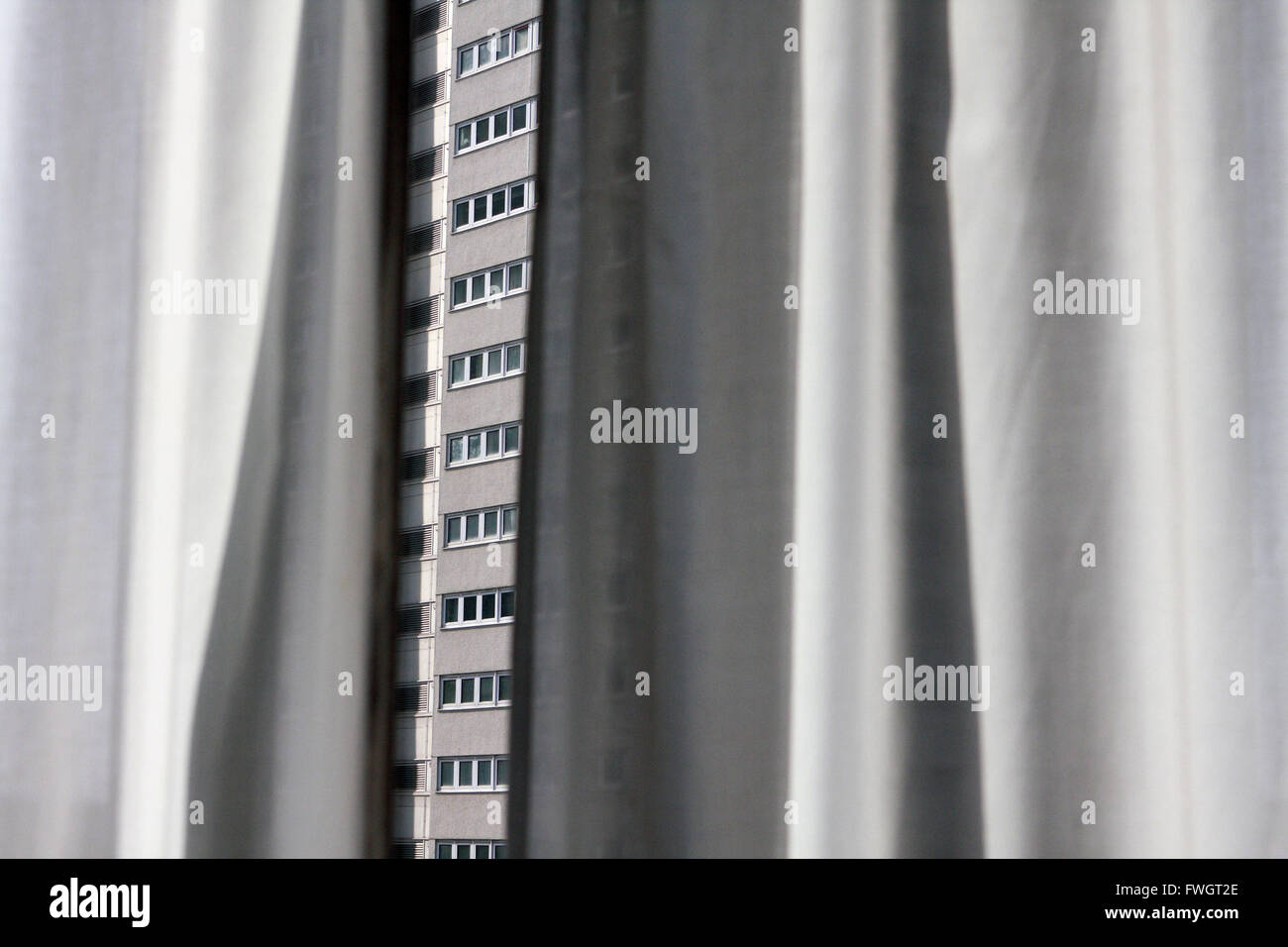 Visualizza , attraverso una fessura stretta nel tendine, di un alto edificio. Immagine presa da un hotel a Birmingham, Inghilterra Foto Stock