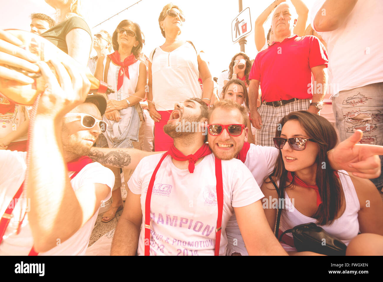 Spagna Navarra Pamplona 10 Luglio 2015 S Firmino fiesta un gruppo di ragazzi di bere durante l'encierro nella piazza principale di Pamplona Foto Stock