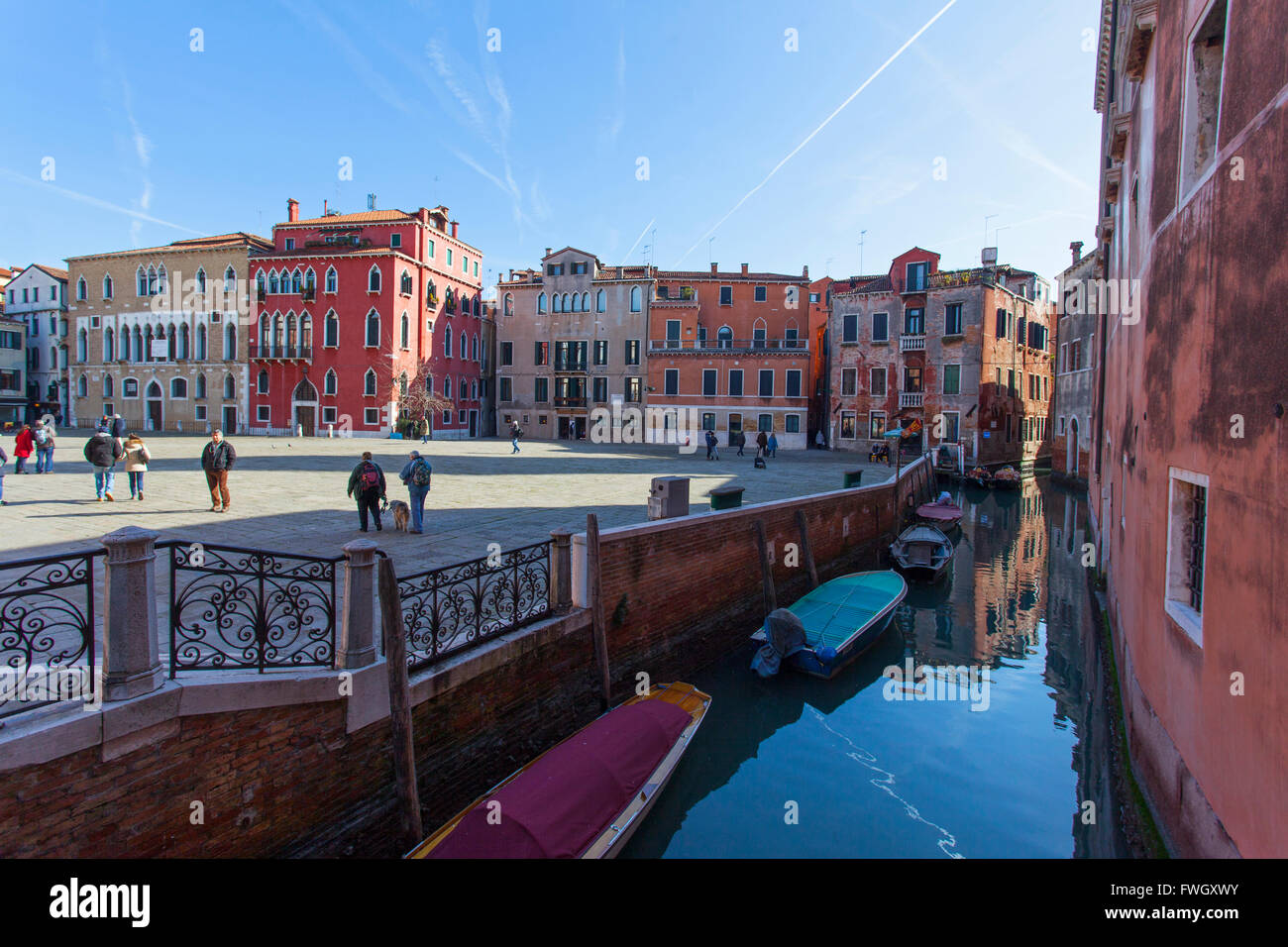 Piccolo canale con gondole a campo Sant'Angelo, Venezia, Veneto, Italia. Foto Stock