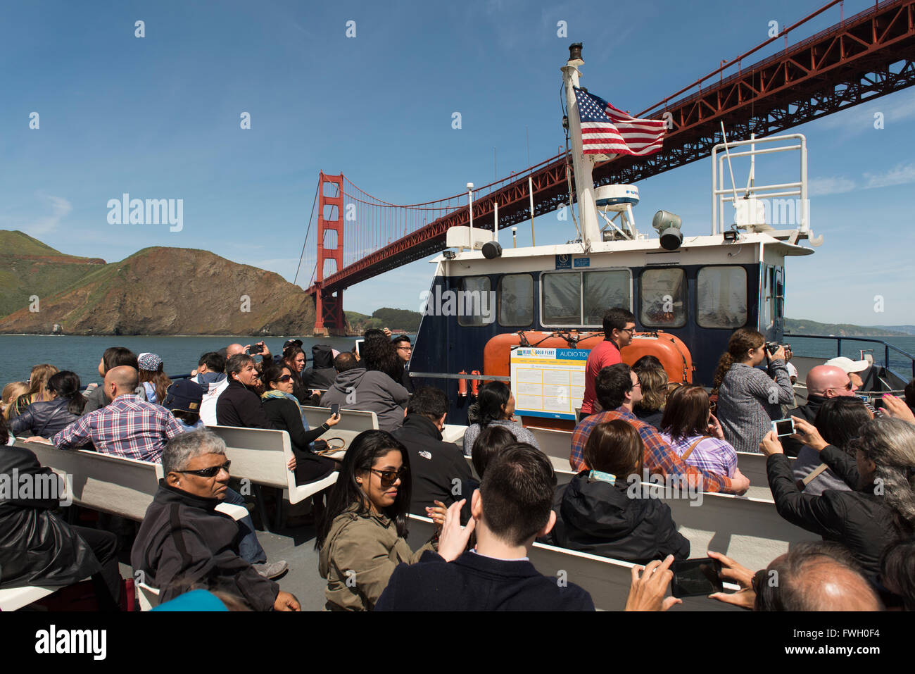 I turisti su una barca sotto il Ponte Golden Gate, nella Baia di San Francisco, California, Stati Uniti d'America Foto Stock