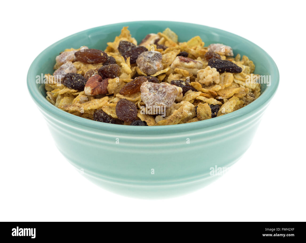 Vista laterale di un vaso riempito con le noci pecan, uvetta e date di cereali per la colazione isolato su uno sfondo bianco. Foto Stock