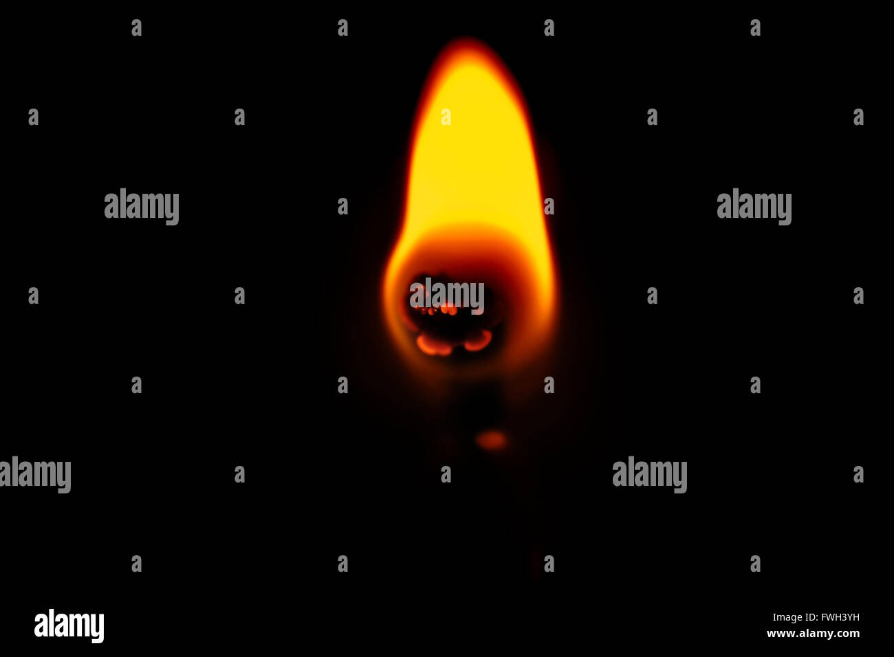 Rosso e arancio fiamma sul fiammifero nel buio Foto Stock