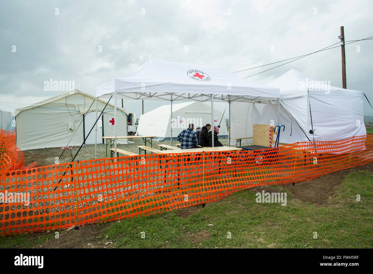 Una croce rossa tedesca ha istituito una sanità di base unità in un campo di rifugiati in Nea Kavala Grecia, 23.3.2016. Foto Stock