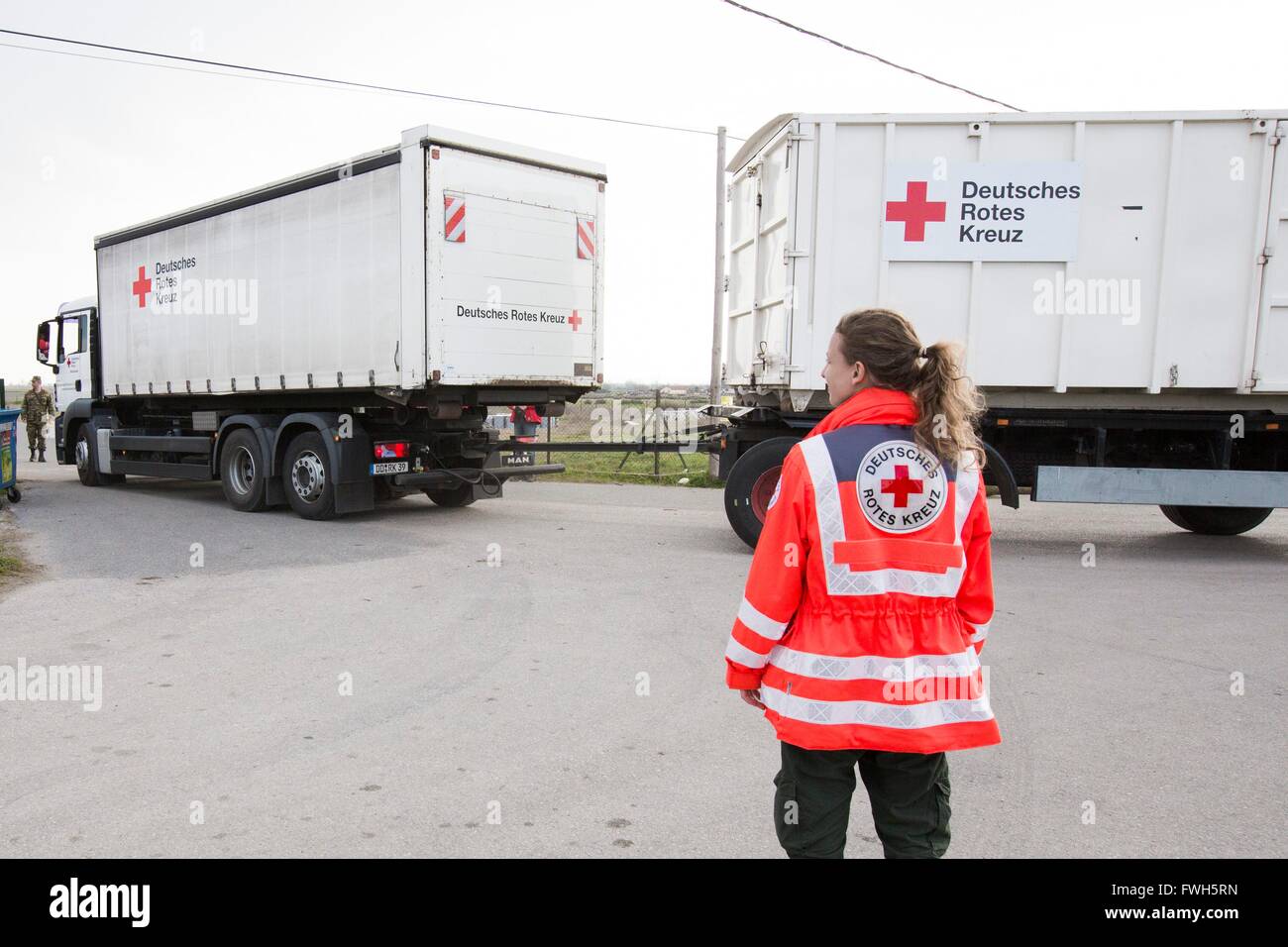 Croce Rossa tedesca convoe con una sanità di base unità di cura arriva in un campo di rifugiati in Nea Kavala Grecia, 21.3.2016. Foto Stock