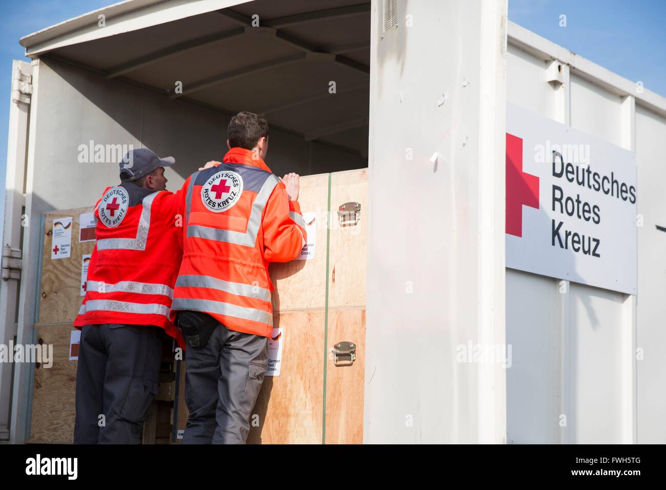 Croce Rossa tedesca personale verificare le cure sanitarie di base unità in un campo di rifugiati in Nea Kavala Grecia, 21.3.2016. Foto Stock
