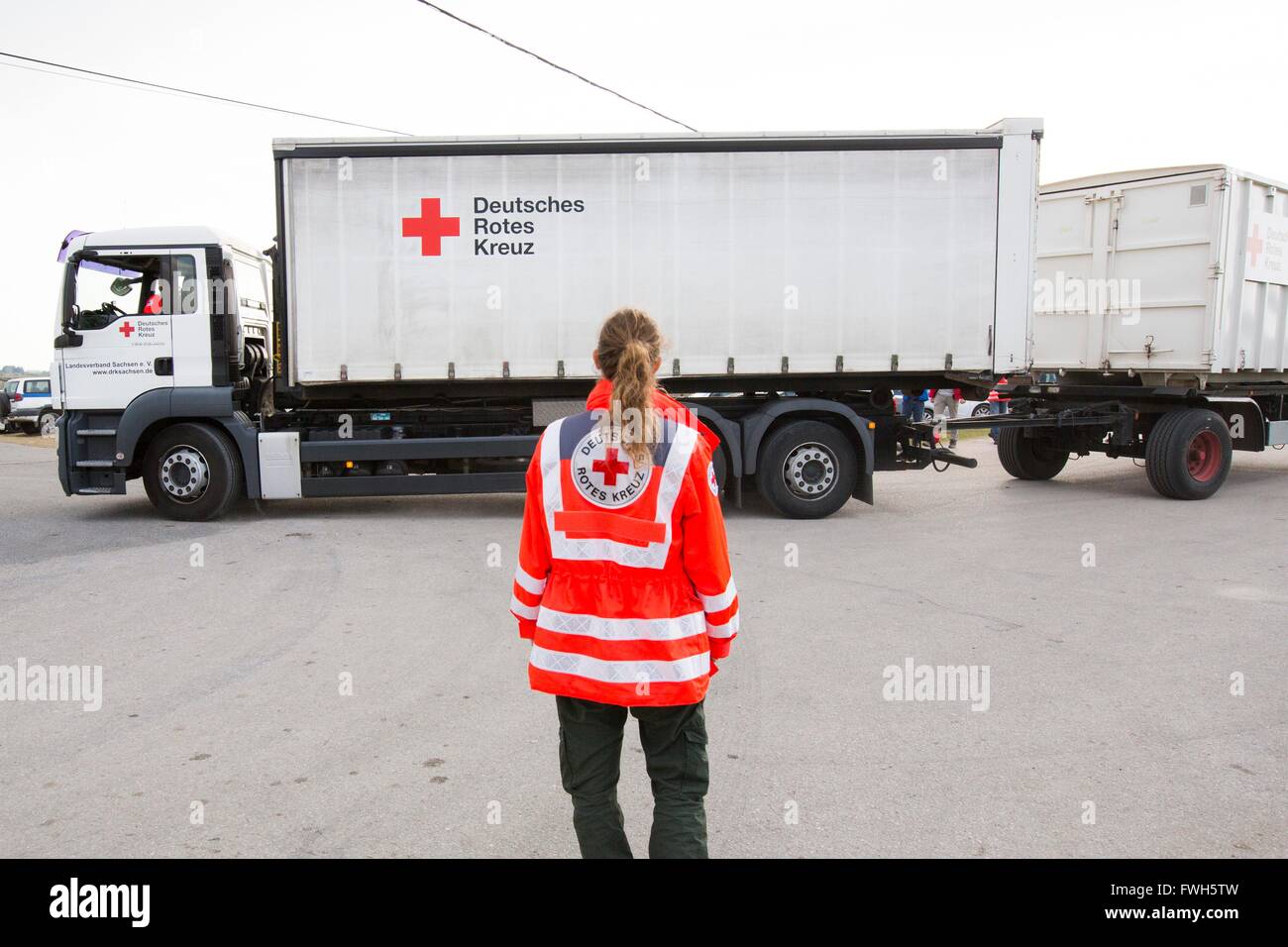Croce Rossa tedesca convoe con una sanità di base unità di cura arriva in un campo di rifugiati in Nea Kavala Grecia, 21.3.2016. Foto Stock