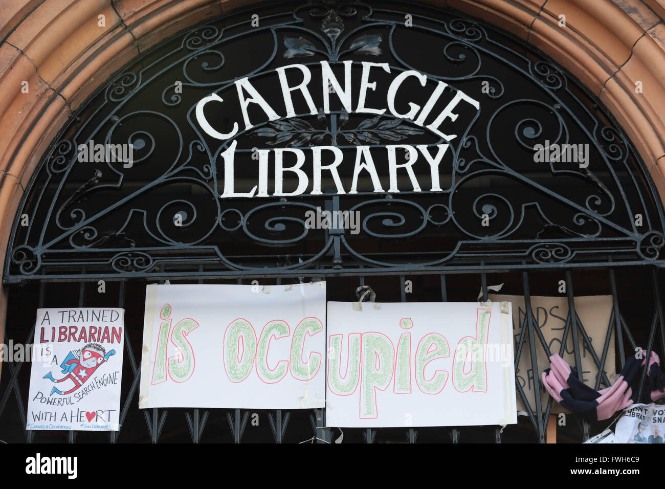 Londra, Regno Unito. 5 Aprile, 2016. Cartelloni fuori Carnegie Library in segno di protesta a Lambeth consiglio,s decisione di riqualificazione di esso come una palestra. Credito: Thabo Jaiyesimi/Alamy Live News Foto Stock