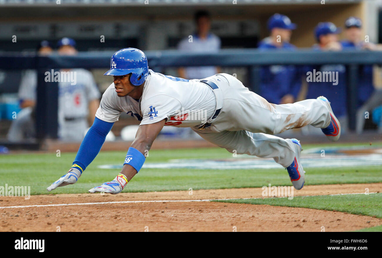 San Diego, CA, Stati Uniti d'America. 24 Mar, 2016. SAN DIEGO, CA - Aprile 4, 2015 - | Dodgers Yasiel Puig i punteggi su un errore dopo aver colpito un triplo nell'ottavo inning contro i Padres.| (K.C. Alfred/ San Diego Union-Tribune © K.C. Alfred/U-T San Diego/ZUMA filo/Alamy Live News Foto Stock