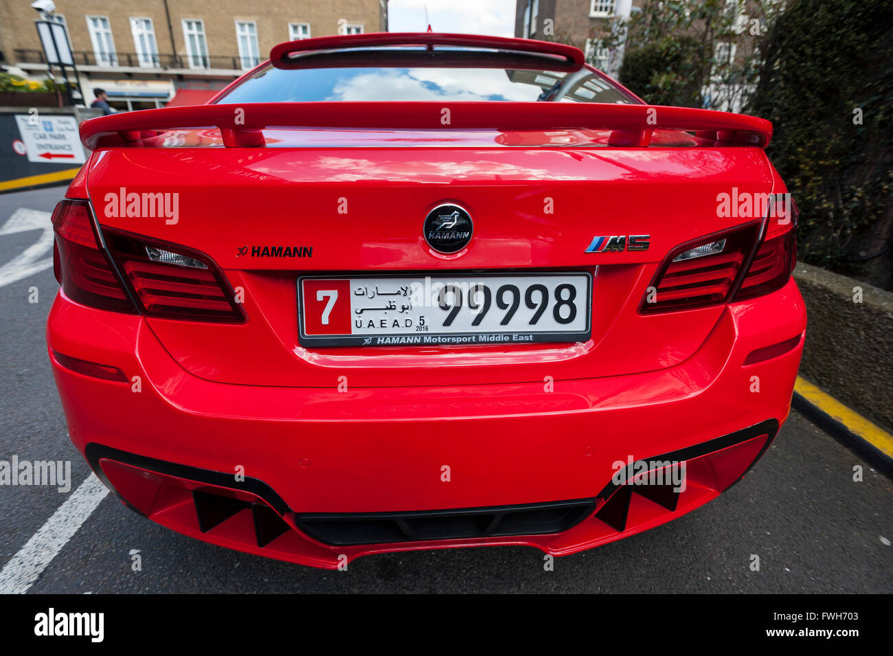 Londra, Regno Unito. Il 5 aprile 2016. Una BMW M5 con Hamann la personalizzazione è una delle supercar parcheggiate in Knightsbridge come il 'season' per mezzo di proprietà orientale supercars sta per iniziare. Credito: Stephen Chung / Alamy Live News Foto Stock