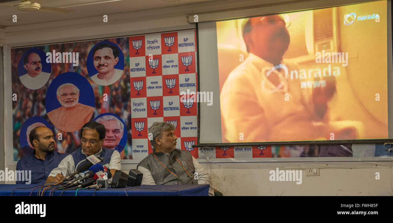 Kolkata, India. 5 Aprile, 2016. Bharatiya Janata Party portavoce Shishir Bajoria (a destra) durante una conferenza stampa circa il pungiglione Narada funzionamento in Kolkata, India. Solo poche settimane prima di eseguire il polling dello stato, un pungiglione operazione effettuata da un sito di notizie " Narada News' ha creato una forte polemica politica. Il sito web ha rilasciato un filmato di 12 i dirigenti senior di Mamata Banerjee-led Trinamool Congress inclusi diversi MPs, Sindaco di Municipal Corporation, ministri e funzionari di polizia prendendo denaro contante dai rappresentanti di una società fittizia Impex consulenza. © PACIFIC premere/ Foto Stock