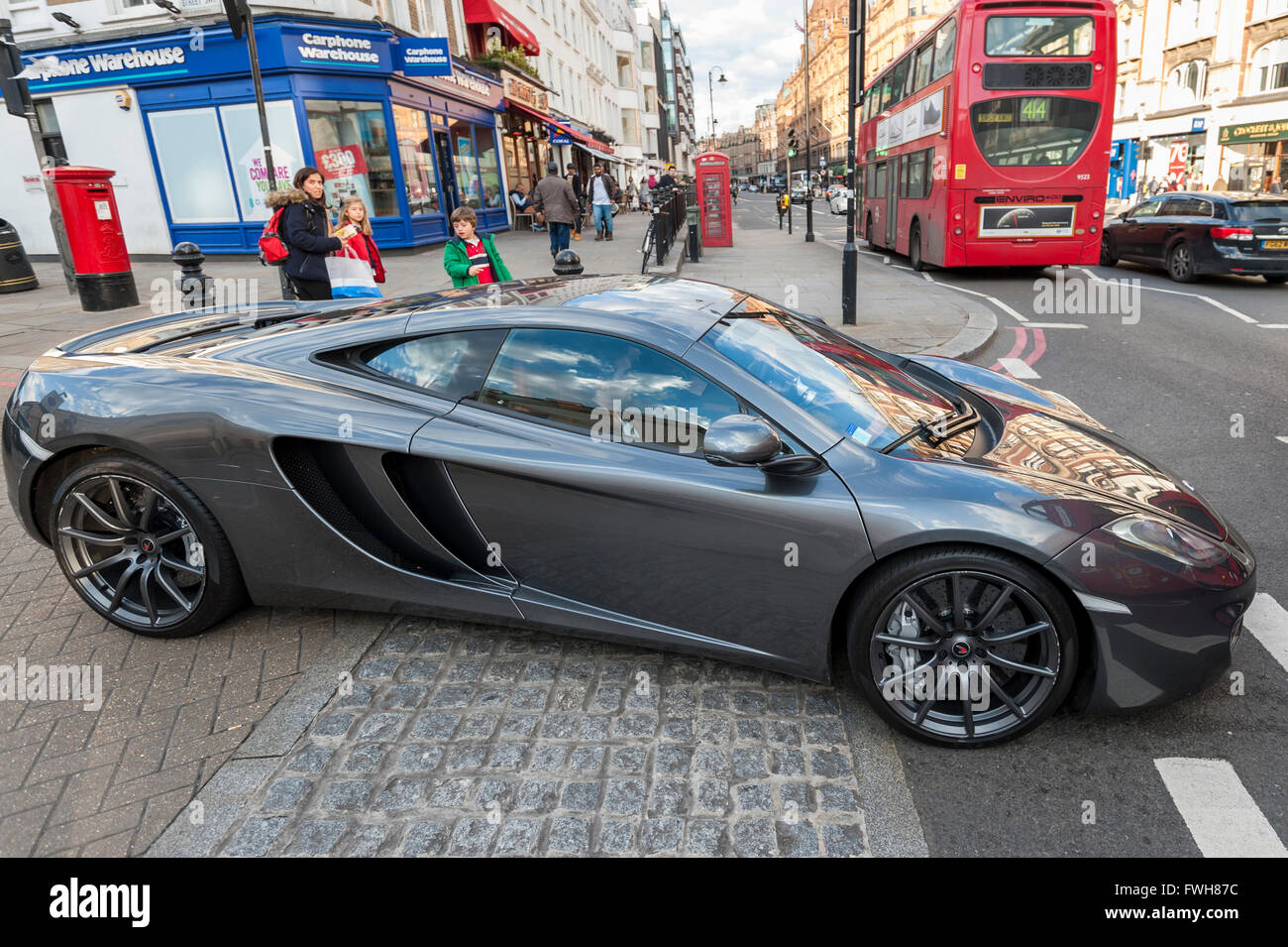 Londra, Regno Unito. Il 5 aprile 2016. Una McLaren MP4-12c con Monaco targhe di immatricolazione rigidi nel traffico. Supercars sono in Knightsbridge come il 'season' per mezzo di proprietà orientale supercars sta per iniziare. Credito: Stephen Chung / Alamy Live News Foto Stock