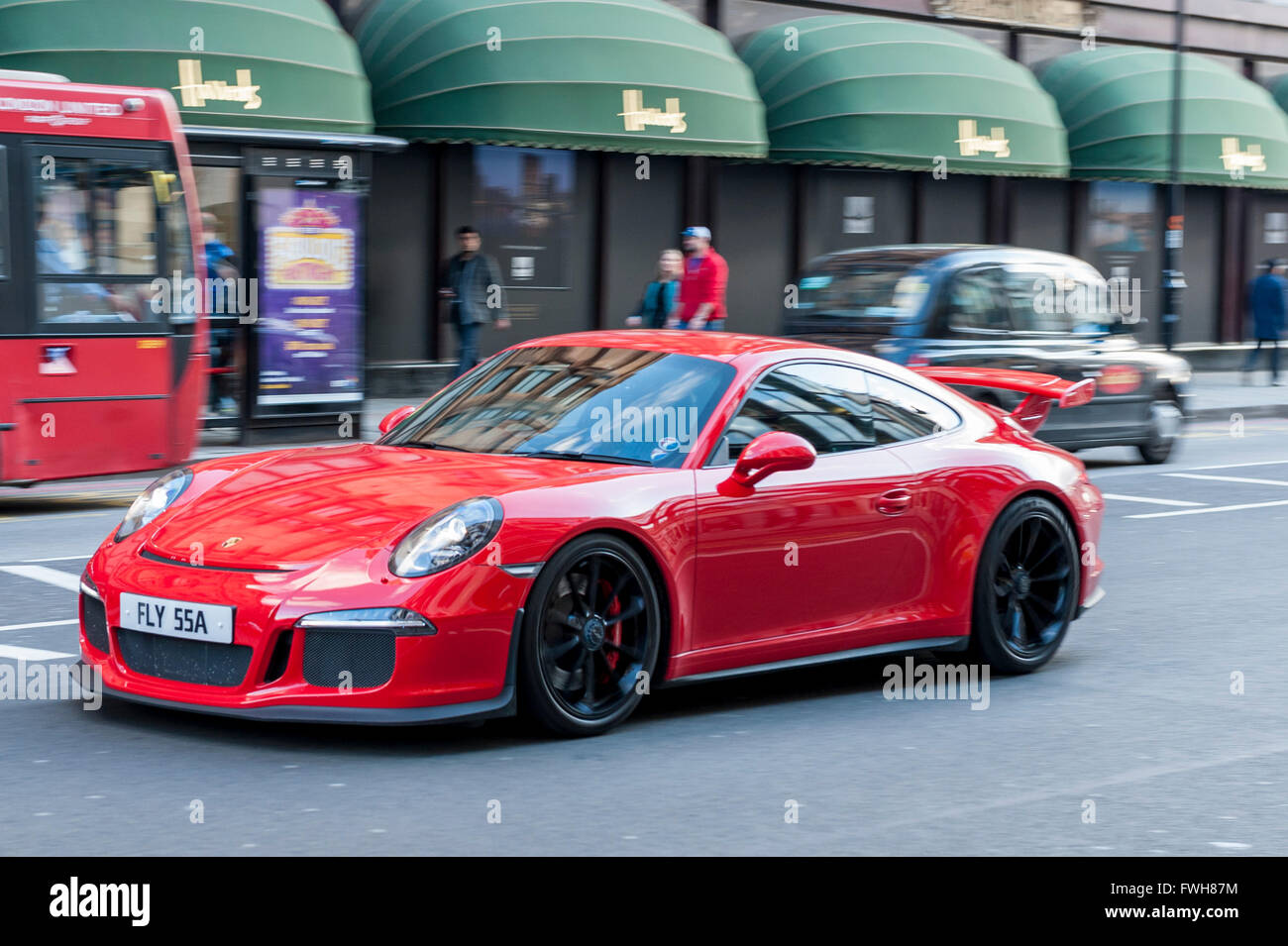 Londra, Regno Unito. Il 5 aprile 2016. Una Porsche 911 Carrera passa Harrods. Supercars sono visti in Knightsbridge come il 'season' per mezzo di proprietà orientale supercars sta per iniziare. Credito: Stephen Chung / Alamy Live News Foto Stock