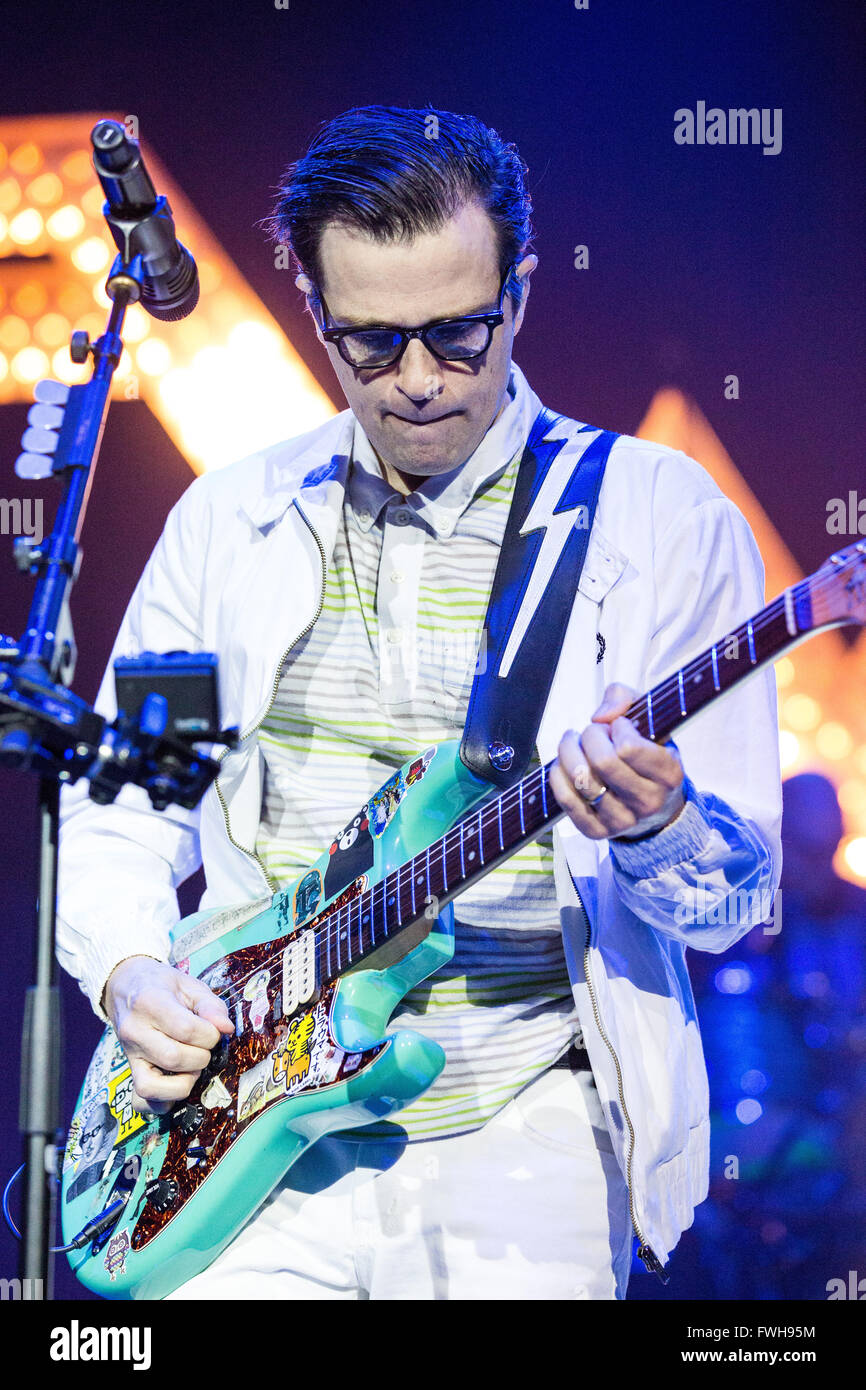 O2 Academy Brixton, Brixton, Londra, Regno Unito, 5 aprile 2016, Rivers Cuomo dei Weezer, Weezer performing a Londra la O2 Brixton Academy, Credito: Richard Soans/Alamy Live News Foto Stock