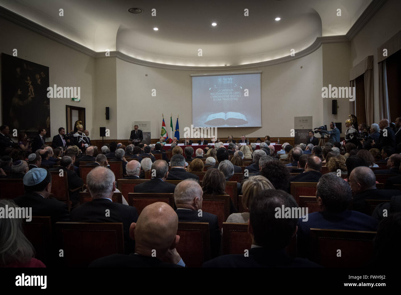 Roma, Italia. 05 apr, 2016. La prima copia della traduzione in italiano di Rosh Hashanah trattato il primo volume del Talmud, il testo fondamentale della tradizione ebraica, è stato consegnato al Presidente della Repubblica Sergio Mattarella, in una cerimonia di presentazione tenutasi presso l'Auditorium di Villa Farnesina, ospitato dall Accademia dei Lincei. © Andrea Ronchini/Pacific Press/Alamy Live News Foto Stock