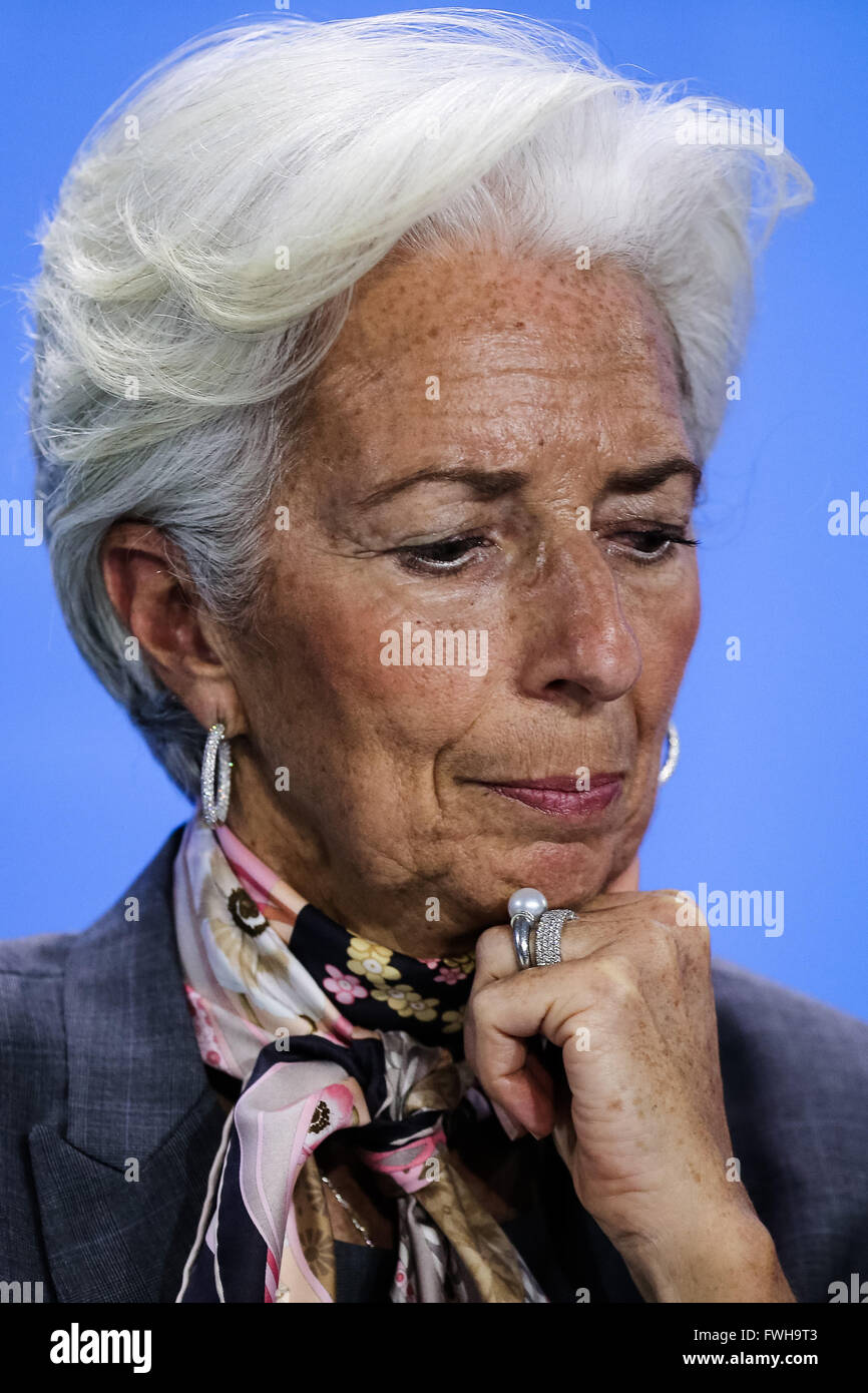 Berlino, Germania. 5 apr, 2016. Christine Lagarde, Direttore del Fondo monetario internazionale assiste ad una conferenza stampa congiunta a Berlino, Germania, il 5 aprile 2016. I leader di diverse organizzazioni economiche internazionali che invita i governi a prendere "azione decisivo' per rafforzare le riforme e la crescita nel corso di una riunione ospitata dal Cancelliere tedesco Angela Merkel a Berlino il martedì. © Zhang ventola/Xinhua/Alamy Live News Foto Stock