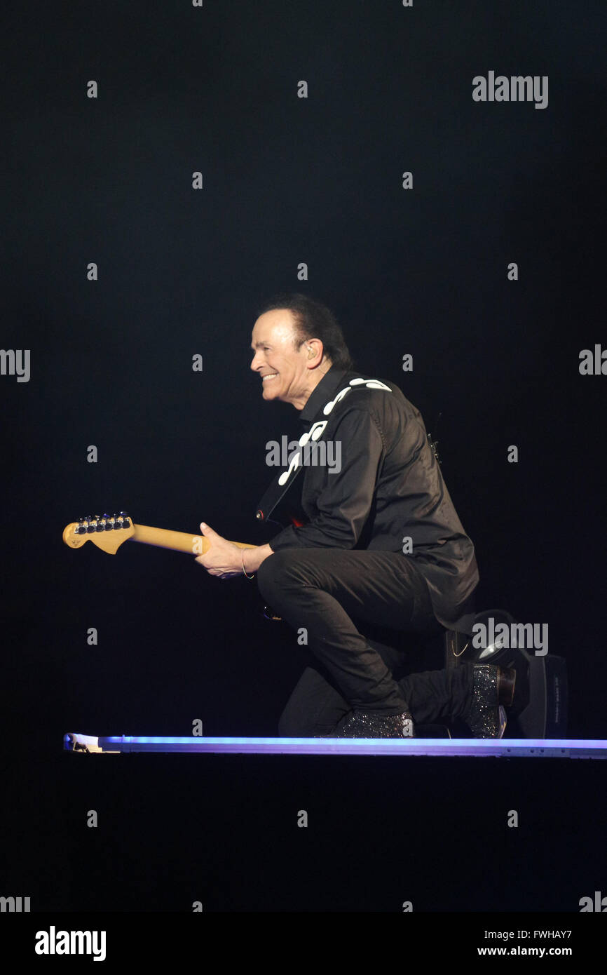 Milano, Italia. Undicesimo Jun, 2016. Dodi Battaglia suona la chitarra sul palco durante il concerto di Pooh - reunion tour. Credito: Luca Quadrio/Alamy Live News. Foto Stock