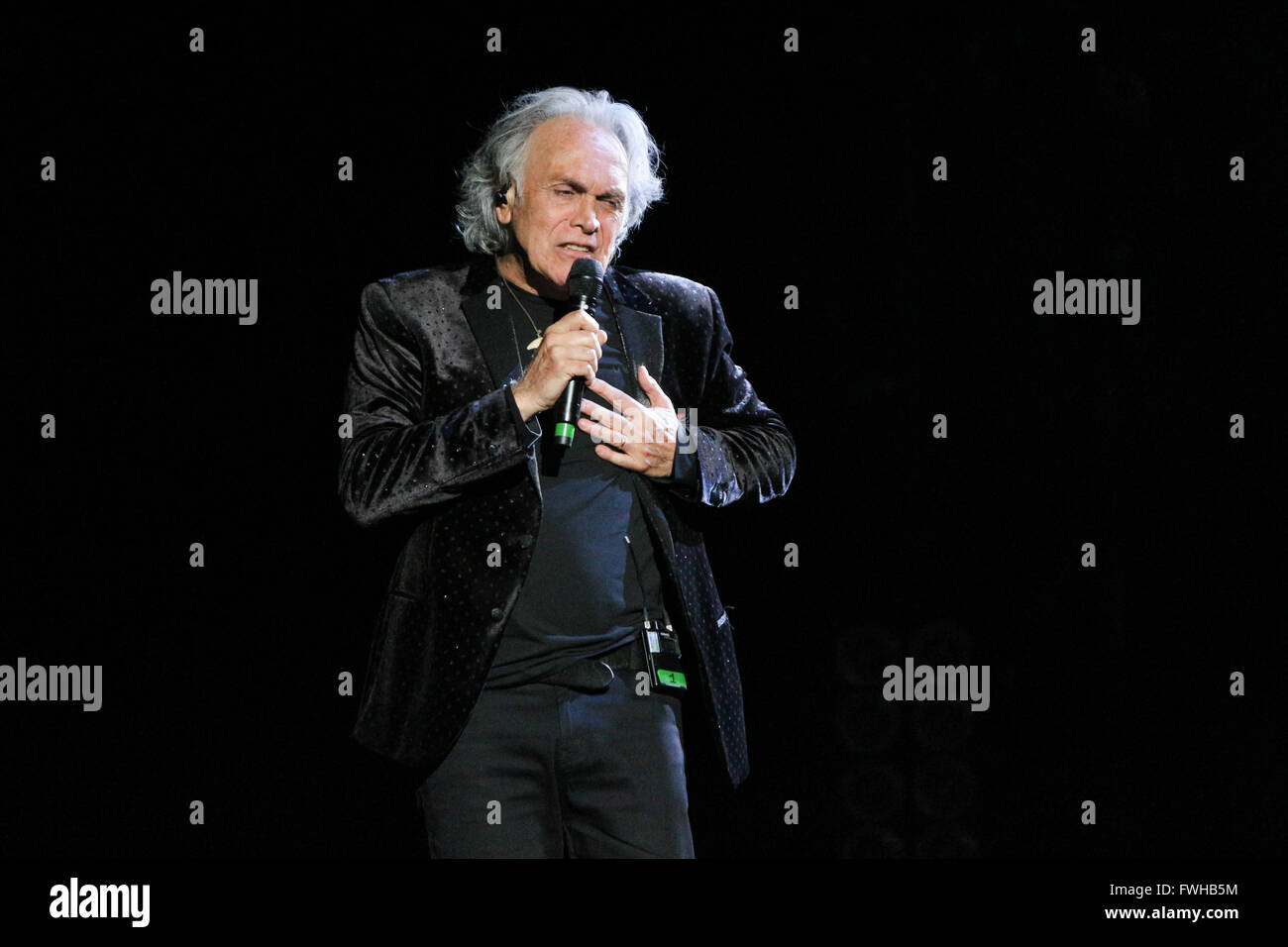 Milano, Italia. Undicesimo Jun, 2016. Riccardo Fogli canta sul palco durante il concerto di Pooh - reunion tour. Credito: Luca Quadrio/Alamy Live News. Foto Stock