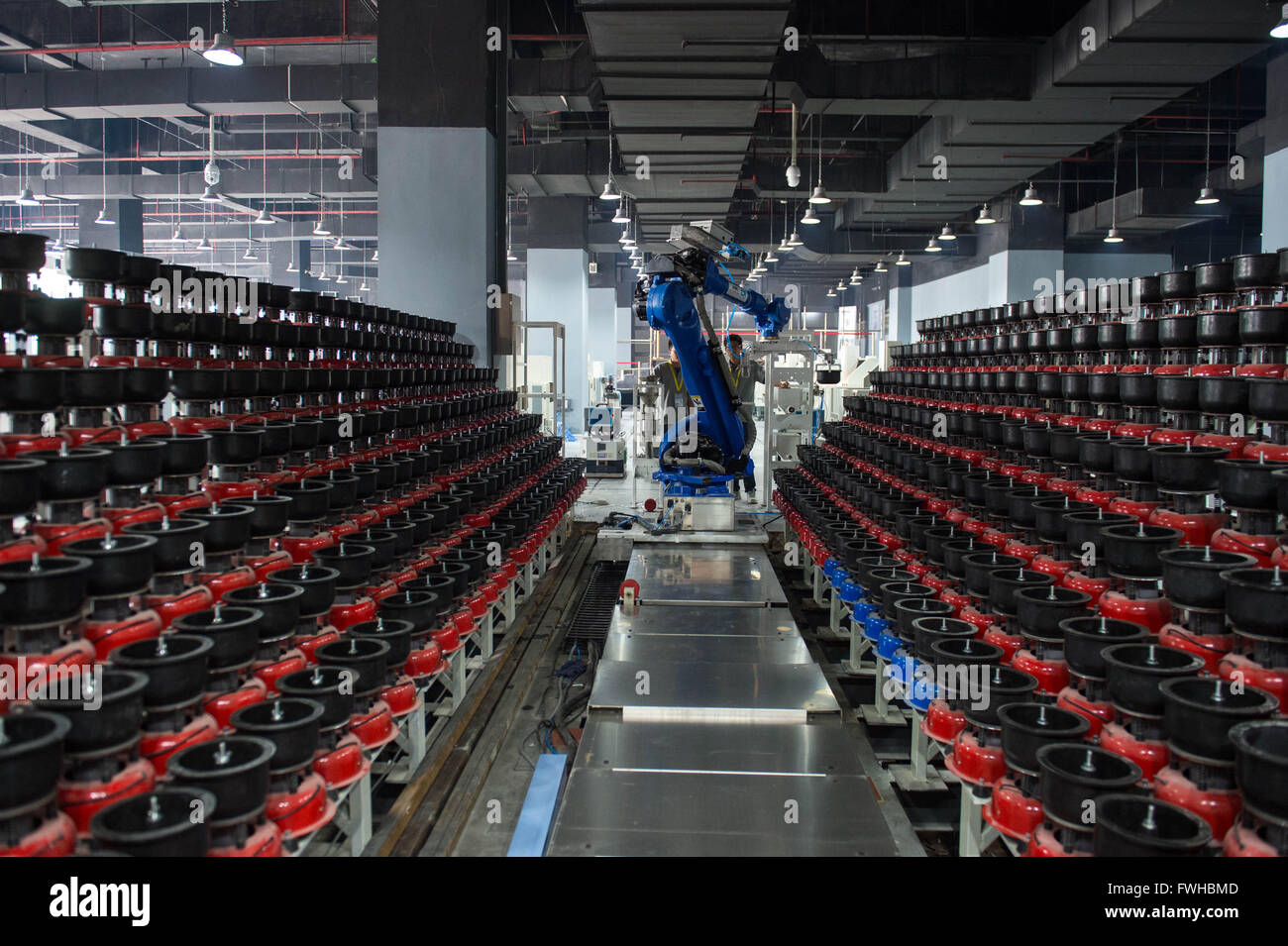 Kunming, la Cina della provincia dello Yunnan. 12 Giugno, 2016. Un robot di lucidatura lavora presso il sito in un robot Centro esperienze di Kunming, capitale del sud-ovest della Cina di Provincia di Yunnan, 12 giugno 2016. © Hu Chao/Xinhua/Alamy Live News Foto Stock