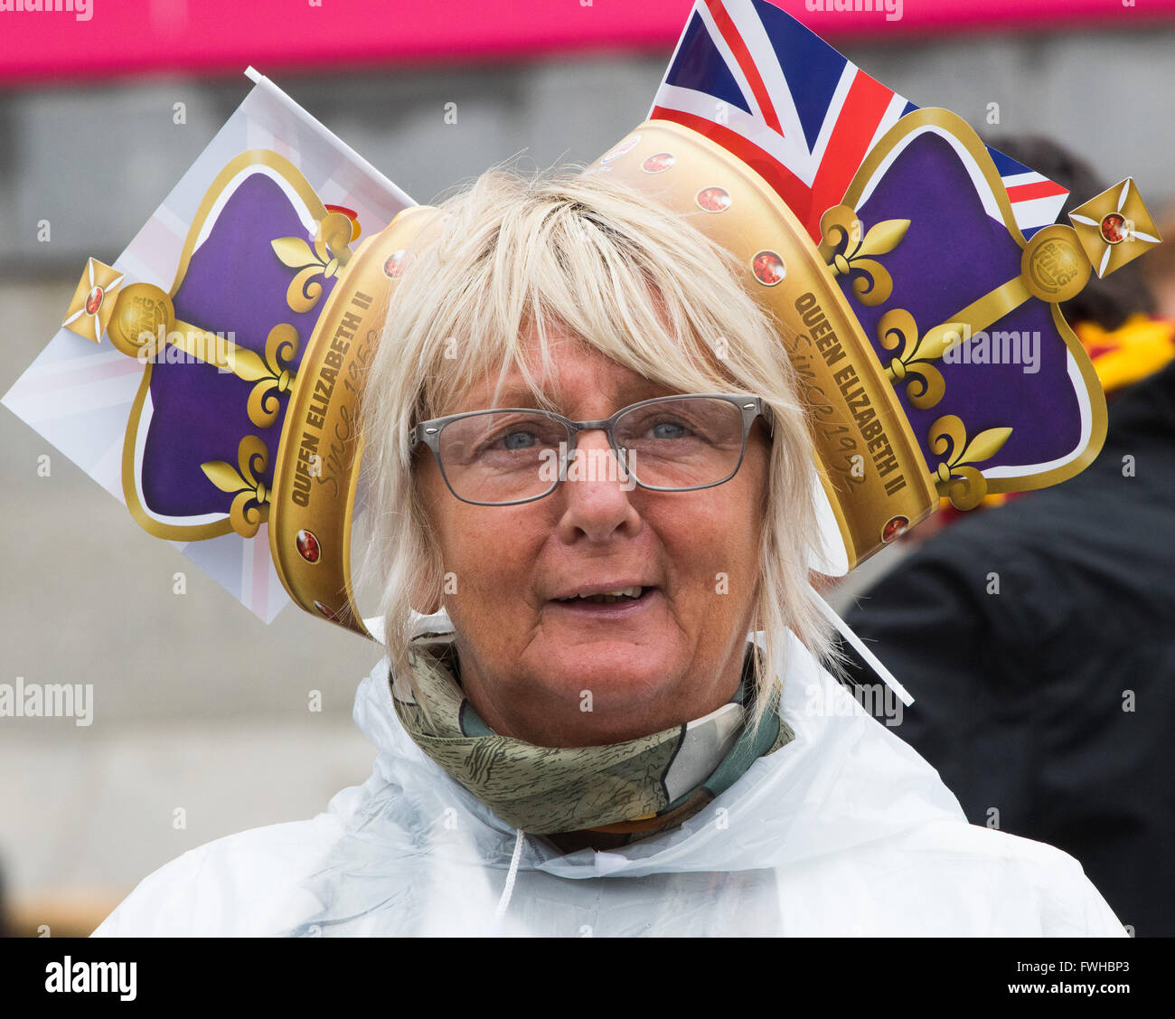 Trafalgar Square, Londra, 12 giugno 2016. La pioggia saluta i londinesi e i visitatori della capitale di Trafalgar Square come il sindaco ospita un patrono il pranzo nella celebrazione del Queen's novantesimo compleanno. Nella foto: una donna indossa due corone come lei ottiene nello spirito dell'occasione. Credito: Paolo Davey/Alamy Live News Foto Stock