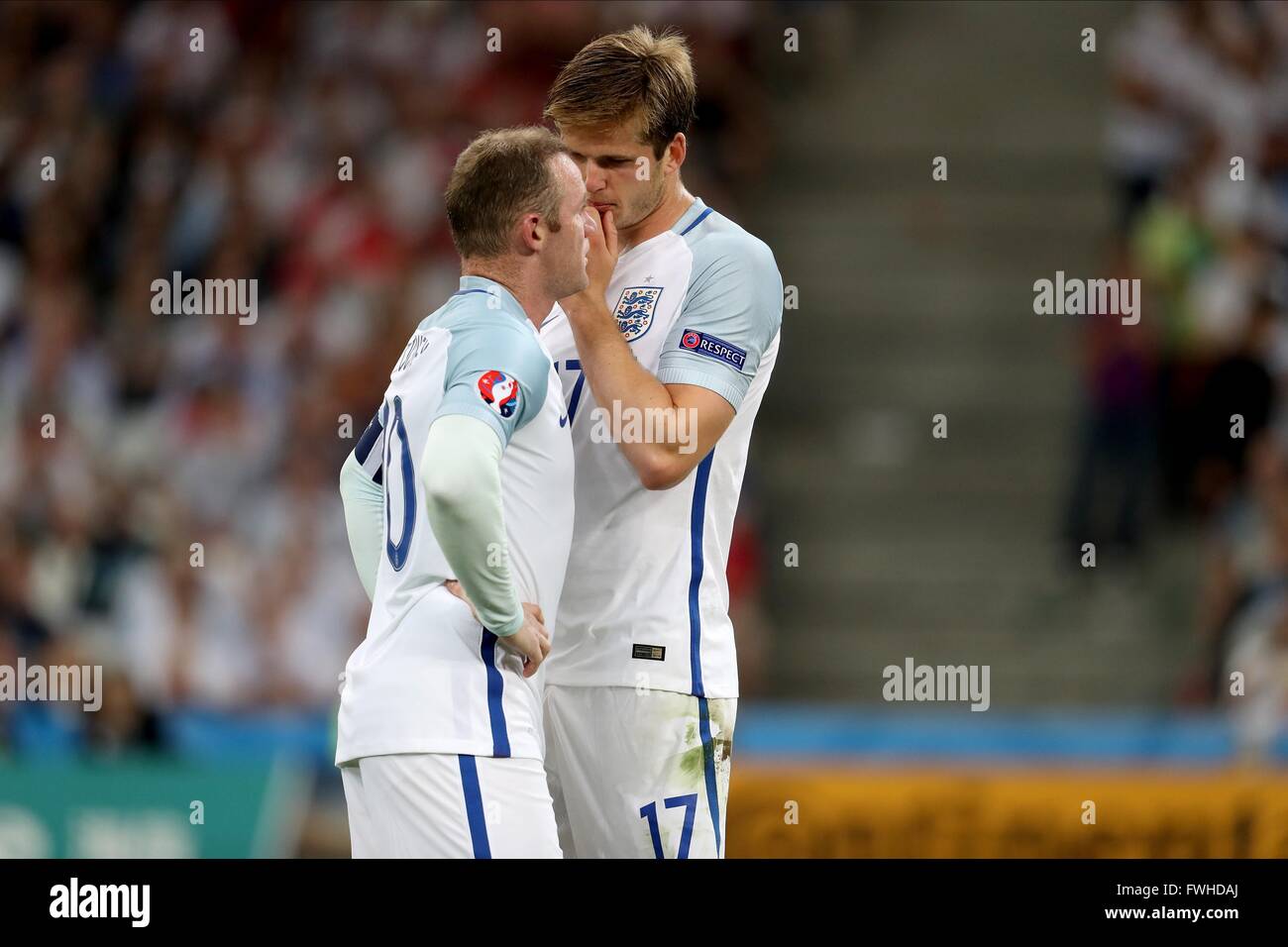 L'Inghilterra del WAYNE ROONEY,l'Inghilterra del ERIC DIER parla calci di punizione, INGHILTERRA V RUSSIA, INGHILTERRA V RUSSIA, EURO 2016 GRUPPO B, 2016 Foto Stock