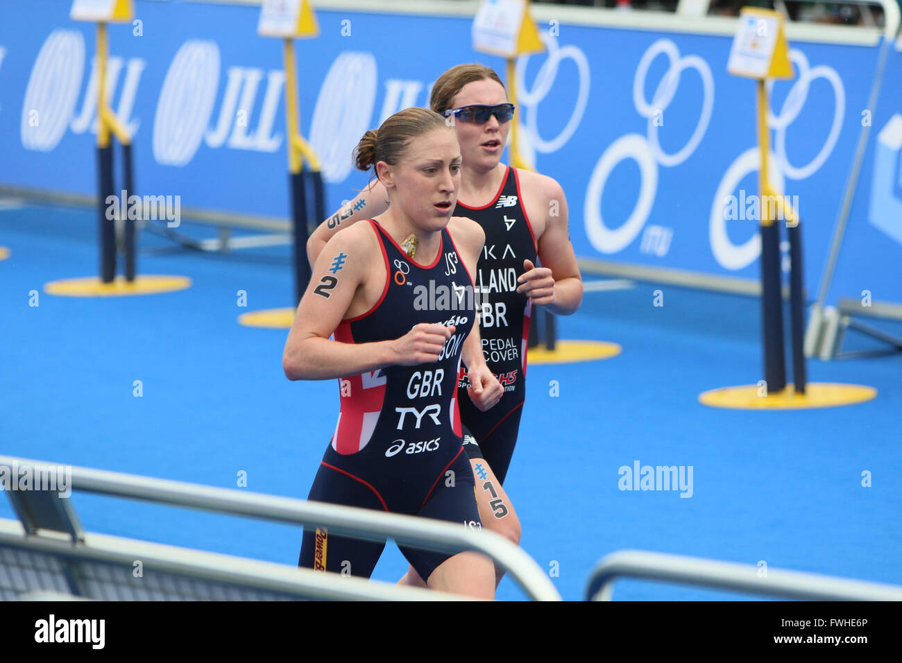 Leeds, Regno Unito. Il 12 giugno 2016. Jodie Stimpson e Vicky Holland pass attraverso il passaggio in elite womens gara Credit Dan Cooke/ Alamy Live News Foto Stock