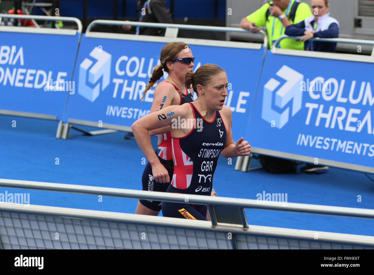 Leeds, Regno Unito. Il 12 giugno 2016. Jodie Stimpson e Vicky Holland pass attraverso il passaggio in elite womens gara Credit Dan Cooke/ Alamy Live News Foto Stock