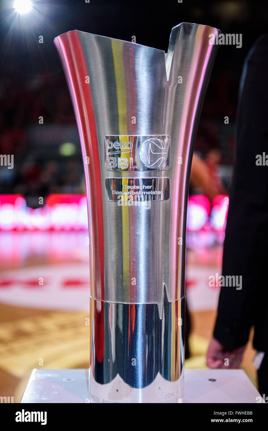 Il tedesco campionato di pallacanestro trofeo visto prima della Bundesliga tedesca playoff basket finale tra cesti Brose Bamberg e ratiopharm Ulm al Brose Arena di Bamberg, Germania, 12 giugno 2016. Bamberg assicurato il loro otto tedesco campionato di pallacanestro titolo sconfiggendo Ulm. Foto: NICOLAS ARMER/dpa Foto Stock