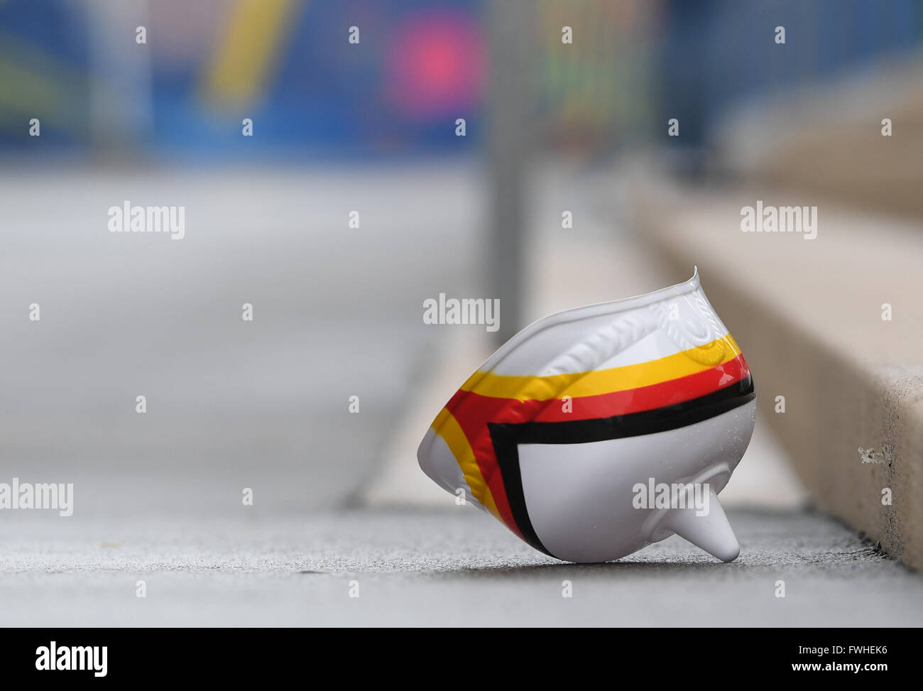 Un tedesco spiked casco si trova sul terreno di fronte allo stadio prima della UEFA EURO 2016 gruppo C partita di calcio tra Germania e Ucraina di Lille in Francia, giugno 12, 2016. Foto: Arne Dedert/dpa Foto Stock
