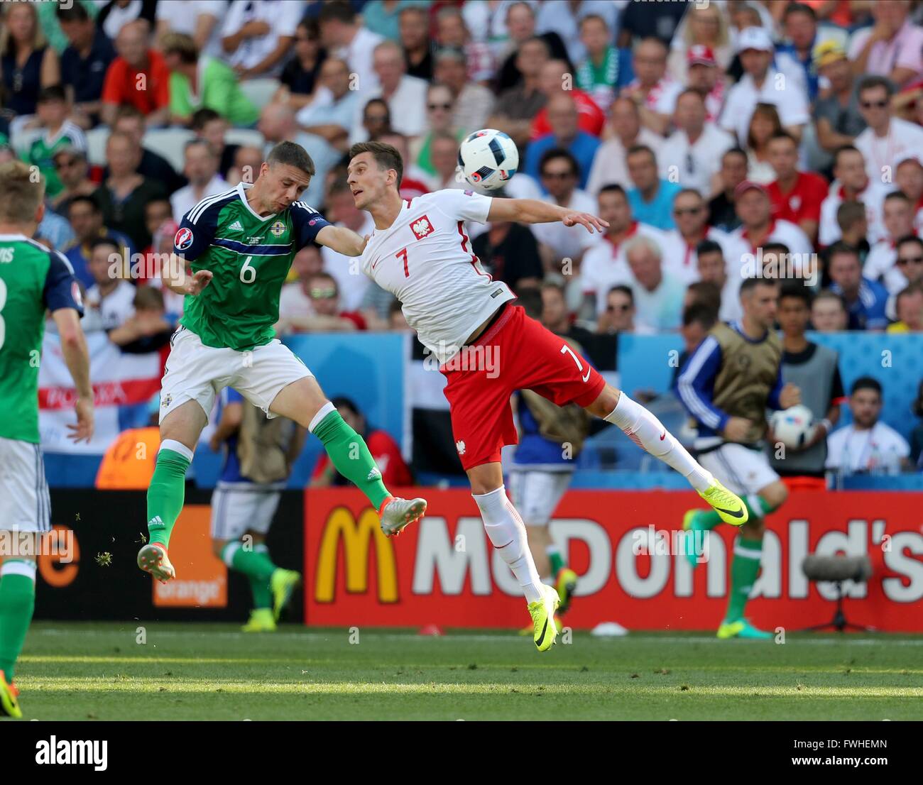 Nizza, Francia. 12 Giugno, 2016. In Irlanda del Nord la Chris Baird e della Polonia Arkadiusz Milik Polonia V Irlanda del Nord Polonia V Irlanda del Nord, Euro 2016 gruppo C Stade de Nice, Nice, Francia 12 giugno 2016 Gay96535 Polonia V Irlanda del Nord, Euro 2016 gruppo C 12/06/2016 Attenzione! Questa fotografia può essere utilizzata solo per il giornale e/o rivista scopi editoriali. Non possono essere utilizzate per pubblicazioni riguardanti 1 Player, 1 Club o 1 concorrenza senza autorizzazione scritta da parte di dati di calcio Co Ltd. Per qualsiasi domanda, contattare dati di calcio Co Ltd il 44 (0) 207 864 9121 © Allstar Picture Library/Ala Foto Stock
