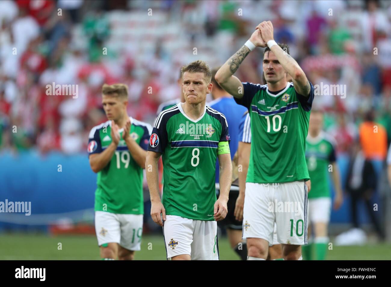 Nizza, Francia. 12 Giugno, 2016. Steven Davis & Kyle Lafferty dopo che il gioco della Polonia V Irlanda del Nord Polonia V Irlanda del Nord, Euro 2016 gruppo C Stade de Nice, Nice, Francia 12 giugno 2016 Gay96547 Polonia V Irlanda del Nord, Euro 2016 gruppo C 12/06/2016 Attenzione! Questa fotografia può essere utilizzata solo per il giornale e/o rivista scopi editoriali. Non possono essere utilizzate per pubblicazioni riguardanti 1 Player, 1 Club o 1 concorrenza senza autorizzazione scritta da parte di dati di calcio Co Ltd. Per qualsiasi domanda, contattare dati di calcio Co Ltd il 44 (0) 207 864 9121 Credit: Allstar Picture Library/Alamy Live News Foto Stock