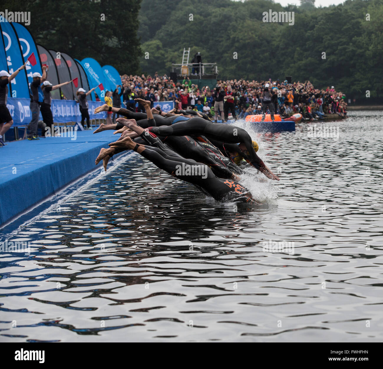 Leeds, Regno Unito. 12 Giugno, 2016. Prima mondiale di triathlon svoltasi a Leeds, Regno Unito. Elite uomini iniziano il primo giro di aprire l'acqua nuotare in Roundhay Park Leeds. Credito: James Copeland/Alamy Live News Foto Stock