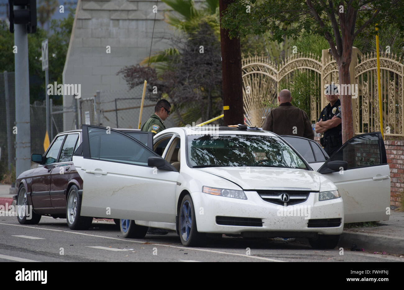Los Angeles, Stati Uniti d'America. 12 Giugno, 2016. La polizia cerca un auto a Santa Monica, California, Stati Uniti, 12 giugno 2016. Santa Monica la polizia ha arrestato un uomo armato con una pistola e sequestrato un auto con esplosivi qui Domenica mattina ore prima di un Gay Pride Parade in West Hollywood. Credito: Yang Lei/Xinhua/Alamy Live News Foto Stock
