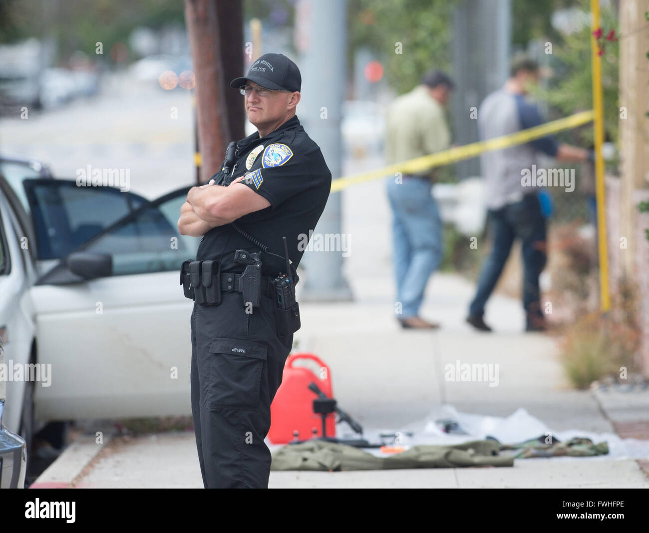 Los Angeles, Stati Uniti d'America. 12 Giugno, 2016. La polizia sta di guardia in Santa Monica, California, Stati Uniti, 12 giugno 2016. Santa Monica la polizia ha arrestato un uomo armato con una pistola e sequestrato un auto con esplosivi qui Domenica mattina ore prima di un Gay Pride Parade in West Hollywood. Credito: Yang Lei/Xinhua/Alamy Live News Foto Stock