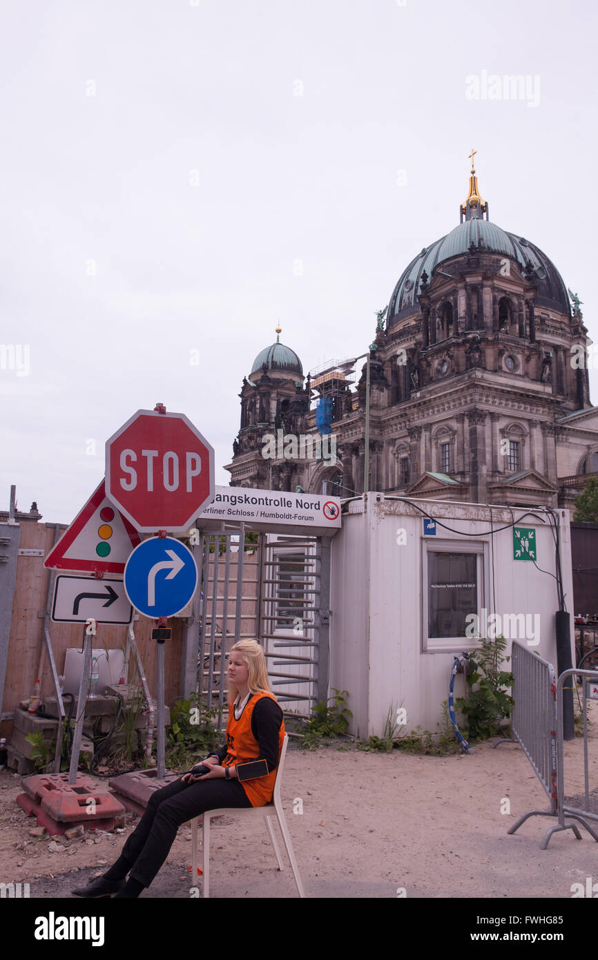 Giorno del cantiere aperto a visitare le opere corsi. Forum di Humboldt. Numerosi altoparlanti vita spiegare la costruzione progresso. Vi è anche un programma di musica. Foto Stock