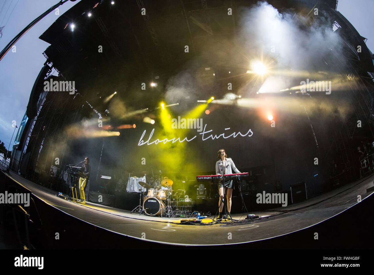 Milano Italia. Il 12 giugno 2016. L'ucraino-nato la musica pop inglese gruppo Bloom gemelli si esibisce dal vivo sul palco a Assago Arena estiva apertura della mostra dei Duran Duran Credito: Rodolfo Sassano/Alamy Live News Foto Stock