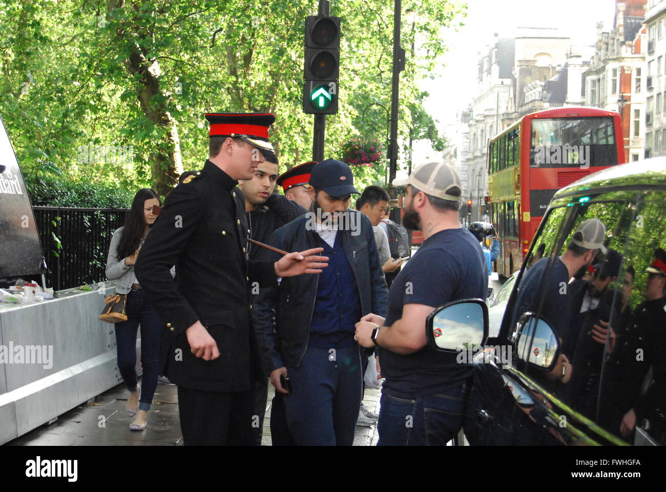 Londra, Regno Unito. 12 giugno 2016. Una collisione tra un'auto e un furgone che trasporta cavalli in Piccadilly Street, Mayfair, Londra Regno Unito credito: PatPhoto/Alamy Live News Foto Stock