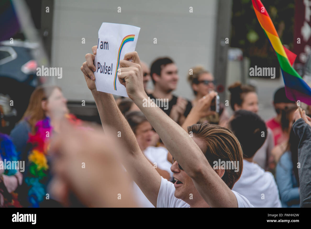 West Hollywood, STATI UNITI D'AMERICA 12 giugno 2016 - Un uomo può contenere fino un segno di solidarietà con le vittime dell'Orlando tiri a West Hollywood Pride Parade Credito: Mike Paradise/Alamy Live News Foto Stock