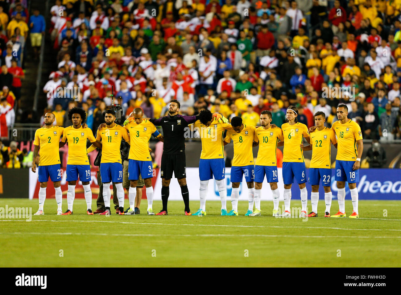 Foxborough, STATI UNITI D'AMERICA. 12 Giugno, 2016. I giocatori del Brasile di osservare un minuto di silenzio per le vittime di Orlando riprese di massa davanti a la Copa America Centenario torneo di calcio il match contro il Perù in Foxborough, Massachusetts, Stati Uniti, il 12 giugno 2016. Credito: Li Muzi/Xinhua/Alamy Live News Foto Stock