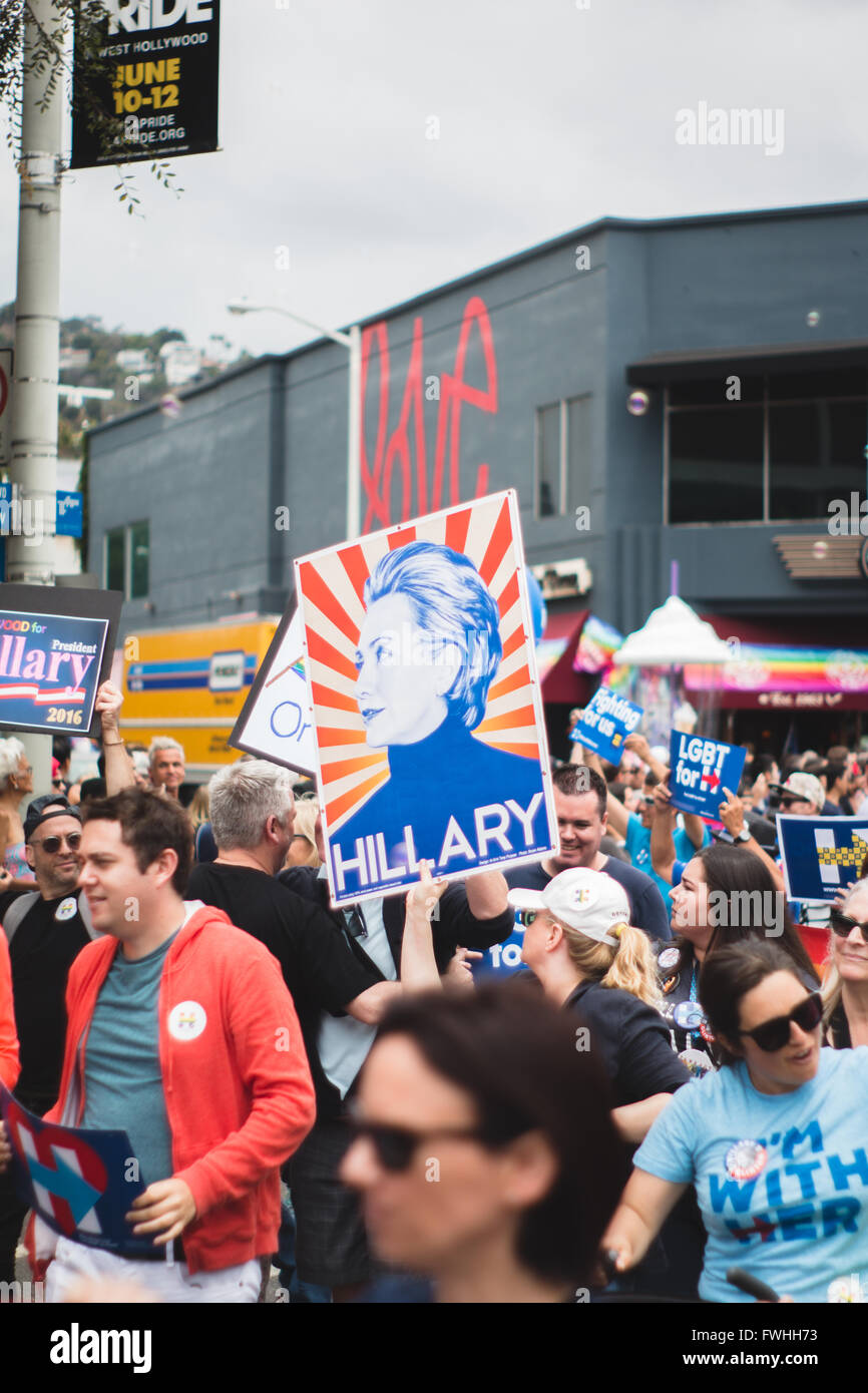 West Hollywood, STATI UNITI D'AMERICA 12 giugno 2016 - Hillary Clinton ha sostenitori in West Hollywood Pride Parade Credito: Mike Paradise/Alamy Live News Foto Stock