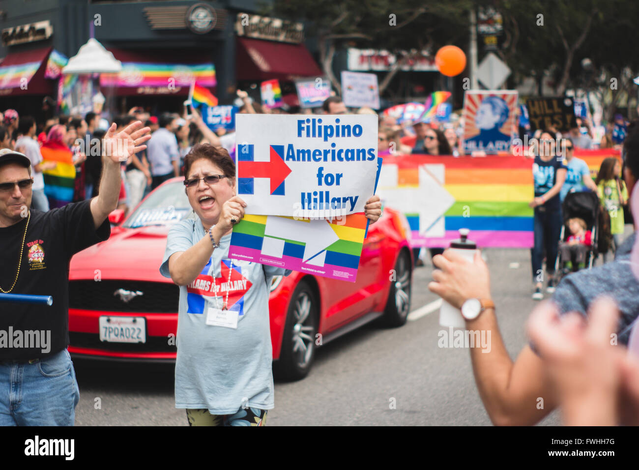West Hollywood, STATI UNITI D'AMERICA 12 giugno 2016 - Hillary Clinton ha sostenitori in West Hollywood Pride Parade Credito: Mike Paradise/Alamy Live News Foto Stock