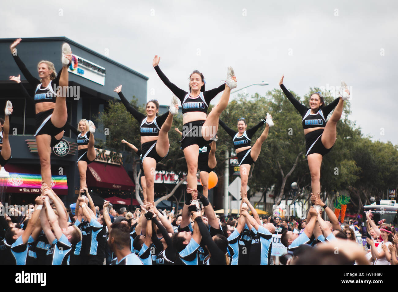 West Hollywood, STATI UNITI D'AMERICA 12 giugno 2016 - Cheerleaders sfoggiare la loro abilità a West Hollywood Pride Parade Credito: Mike Paradise/Alamy Live News Foto Stock