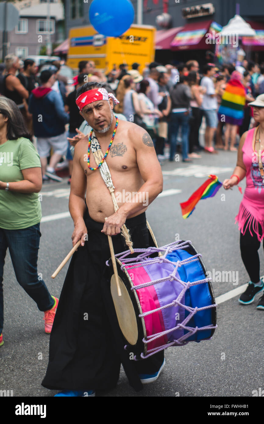 West Hollywood, STATI UNITI D'AMERICA 12 giugno 2016 - un musicista a West Hollywood Pride Parade Credito: Mike Paradise/Alamy Live News Foto Stock