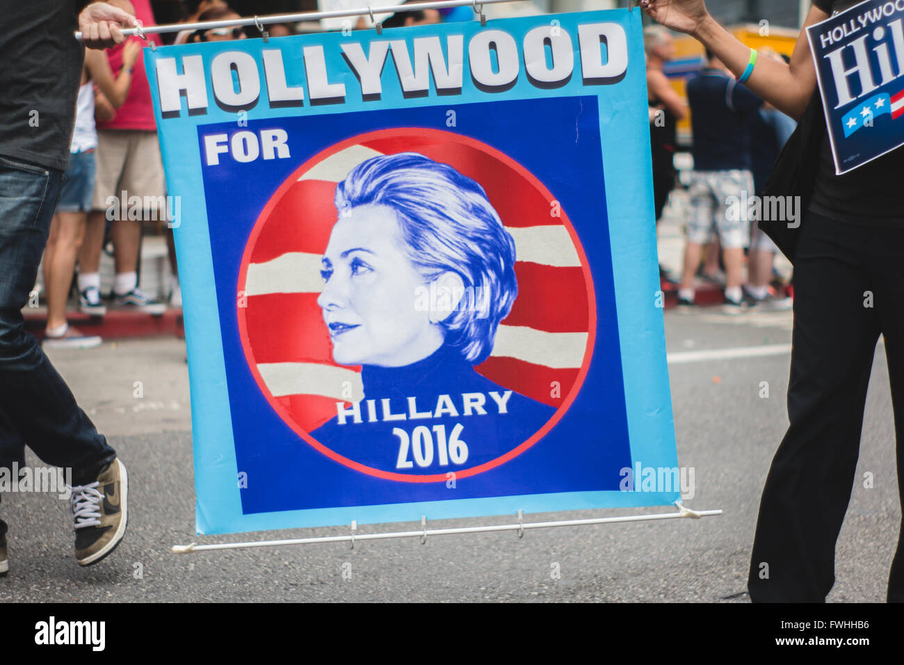 West Hollywood, STATI UNITI D'AMERICA 12 giugno 2016 - Hillary Clinton ha sostenitori in West Hollywood Pride Parade Credito: Mike Paradise/Alamy Live News Foto Stock