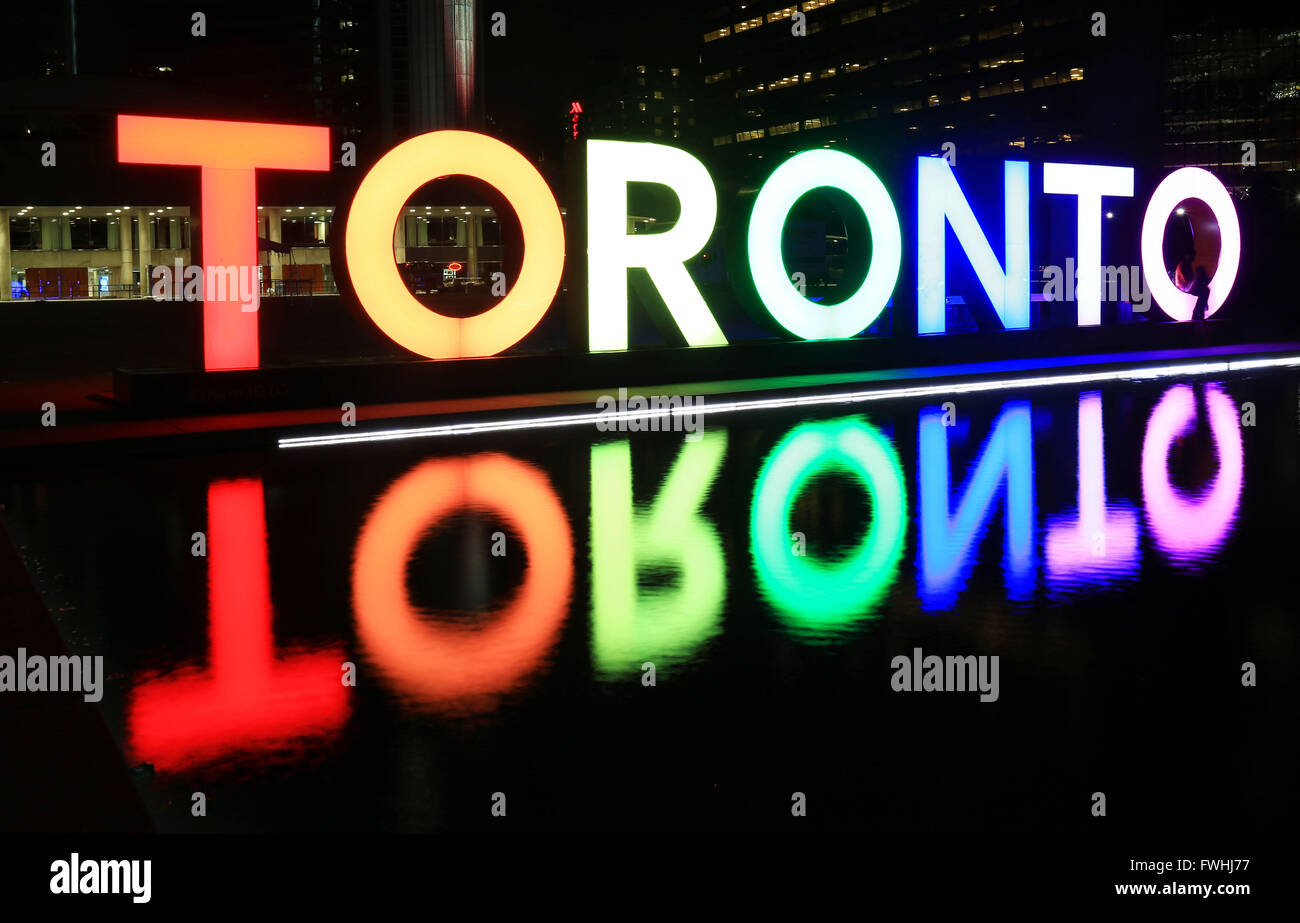 Toronto, Canada. 12 Giugno, 2016. Segno di Toronto è illuminato di colori del arcobaleno di onorare il nightclub di Orlando vittime di scatto a Nathan Philips Square a Toronto, Canada, 12 giugno 2016. Almeno 50 persone sono state uccise e 53 altri feriti, tra cui un ufficiale di polizia, inizio Domenica in riprese presso il popolare night club per gay impulso in Orlando, Florida, Stati Uniti. Credito: Zou Zheng/Xinhua/Alamy Live News Foto Stock