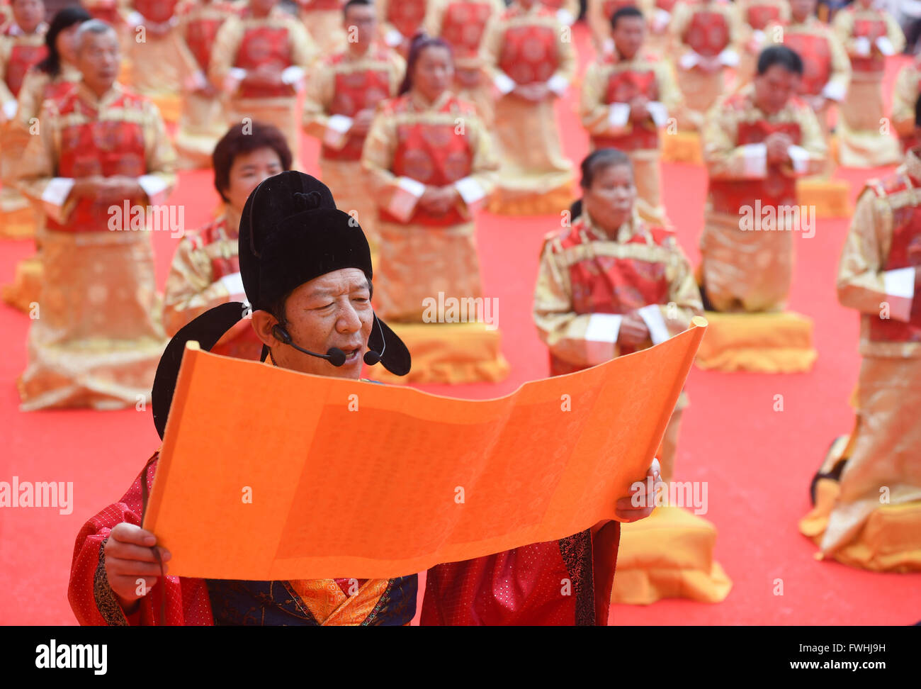 Gutian, la Cina della provincia del Fujian. Xiii Giugno, 2016. Una cerimonia sacrificale per Chen Jinggu, o Signora Linshui, noto come patrono di donne e bambini nel Fujian's folk story, viene tenuto in Gutian County, a sud-est della Cina di provincia del Fujian, 13 giugno 2016. Credito: canzone Weiwei/Xinhua/Alamy Live News Foto Stock