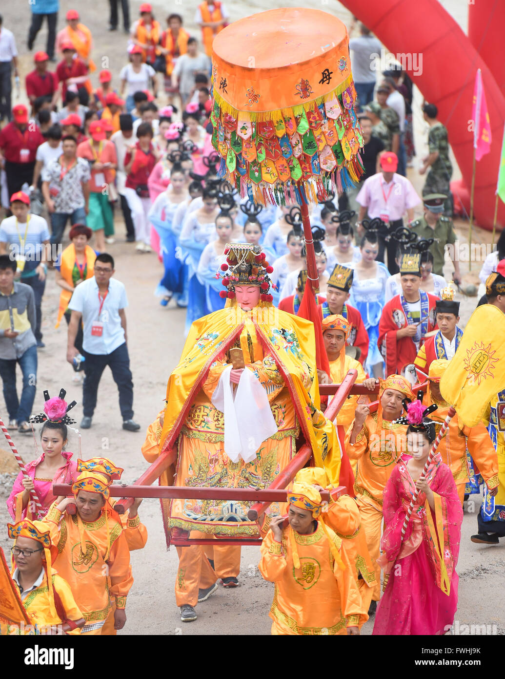 Gutian, la Cina della provincia del Fujian. Xiii Giugno, 2016. Una cerimonia sacrificale per Chen Jinggu, o Signora Linshui, noto come patrono di donne e bambini nel Fujian's folk story, viene tenuto in Gutian County, a sud-est della Cina di provincia del Fujian, 13 giugno 2016. Credito: canzone Weiwei/Xinhua/Alamy Live News Foto Stock